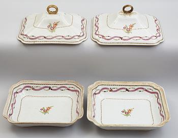 A set with two vegetable tureens with covers and two large serving dishes, Qing dynasty, Qianlong (1736-95).