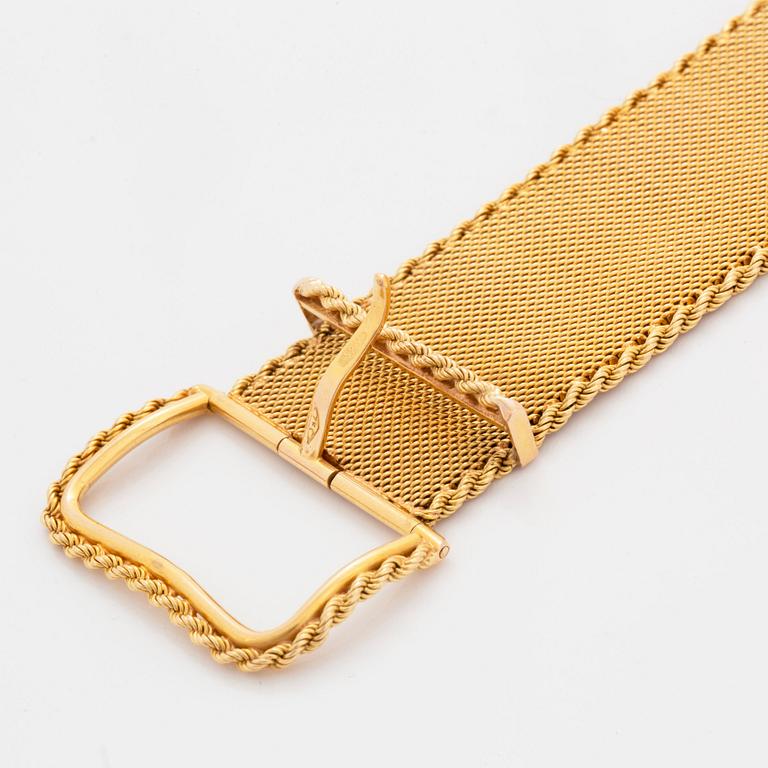 An 18K gold buckle bracelet.