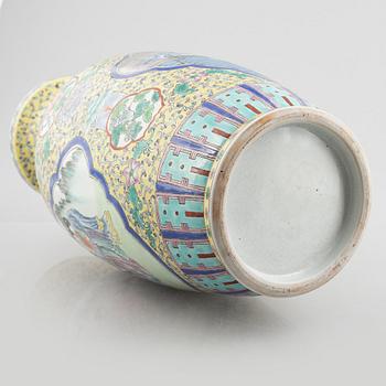 A Chinese porcelain vase, second half of te 20th century.