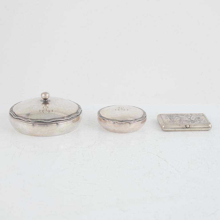 Askar, 2 st, samt vistkortshållare, silver, Finland.