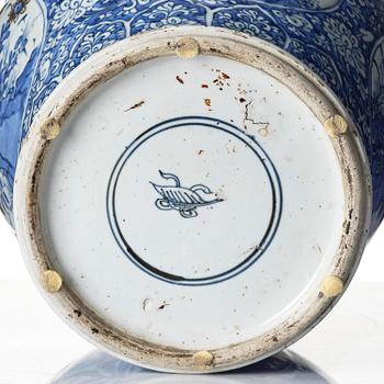 A blue and white and copper red Guan vase, Qing dynasty, Kangxi (1662-1722).