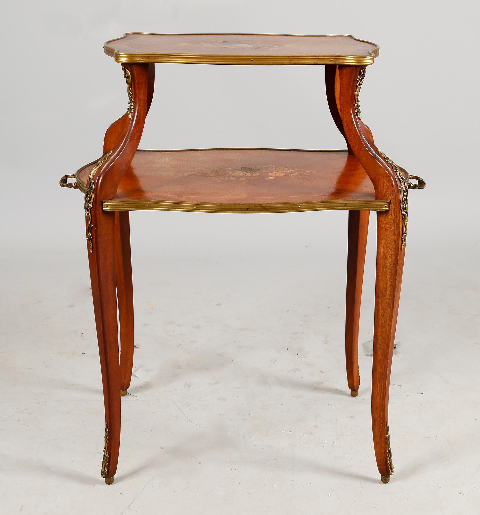 ETAGEBORD, fransk rokokostil, 1900-talets första hälft.