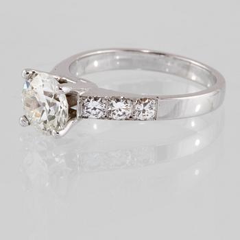 RING, 14k vitguld med äldre briljantslipad diamant, 1.61 ct samt 6 mindre briljantslipade diamanter. Vikt 4 g.