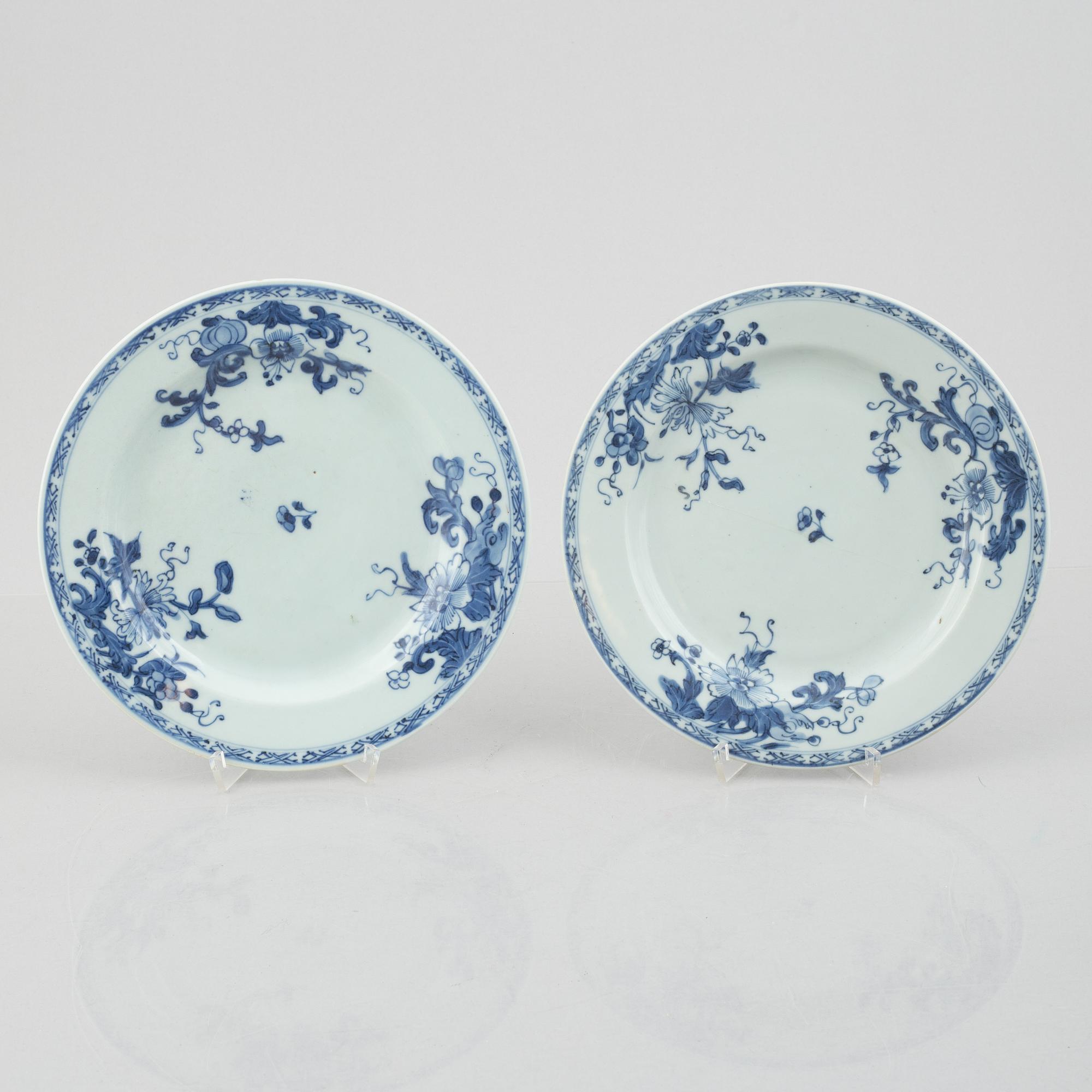 A pair of blue and white Chinese porcelain sauce boats and a pair of plates, Qing dynasty, Qianlong (1736-95).