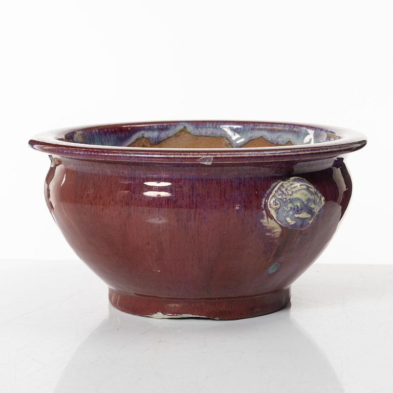 A Chinese sang de boeuf stoneware bowl / flowerpot, 20th century.