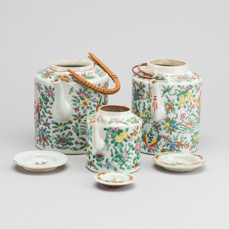 A set of three Chinese porcelain teapots around 1900.