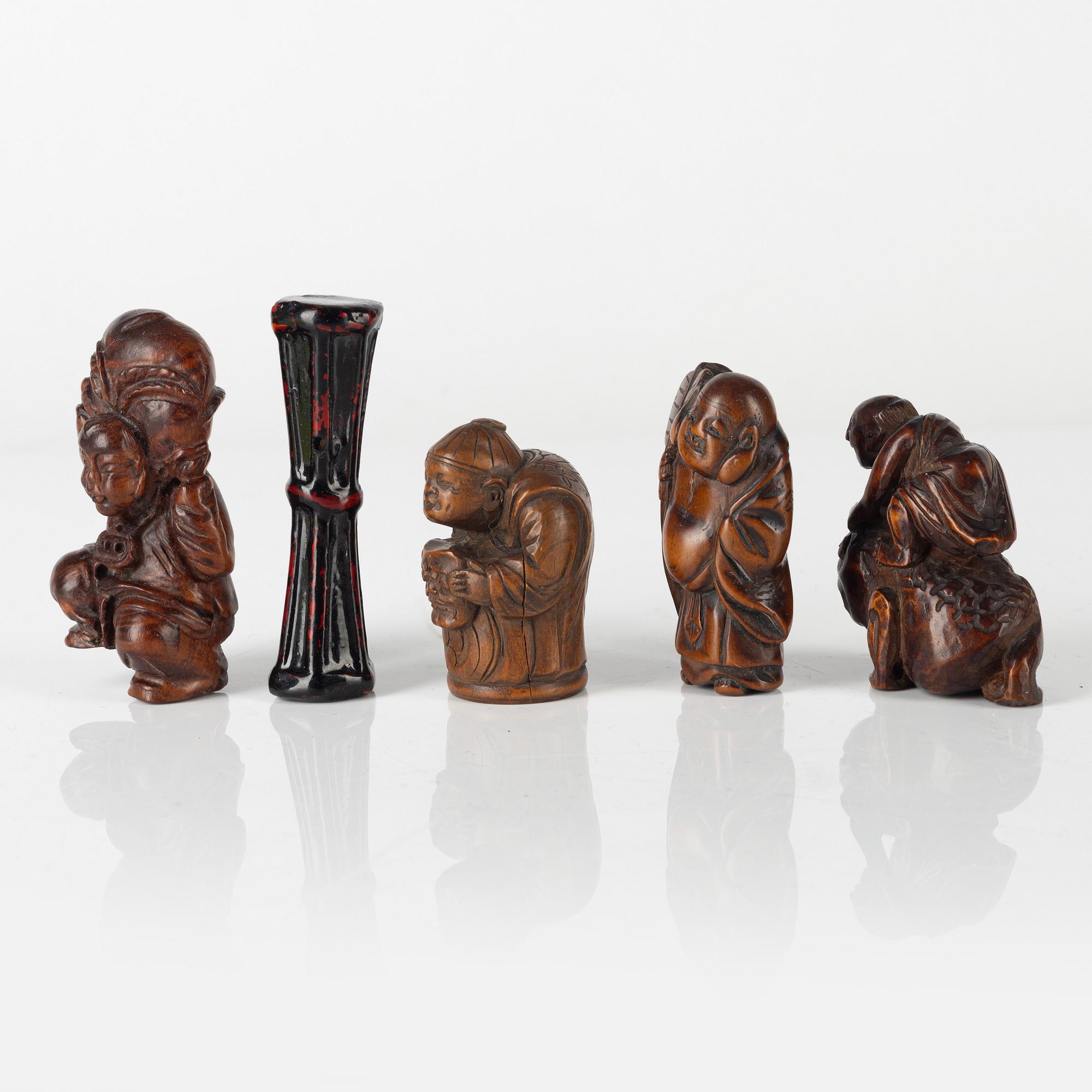 Figuriner / Netsuke, fem stycken, snidat trä och lack, Japan, 1800-/1900-tal.