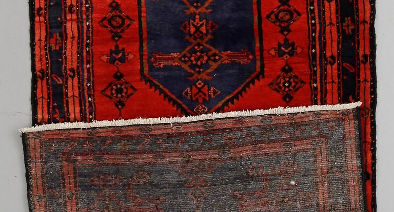 MATTA, Hamadan, ca 290 x 110 cm.