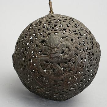 RÖKELSEKAR, kopparlegering. Klotfomad genombrutet gallerverk, Qingdynastin, 1800-tal.
