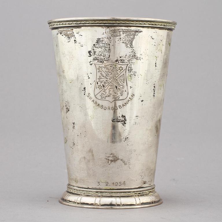 BÄGARE, silver, Eric Råström, Stockholm, 1953. Tot. v. 328 g.