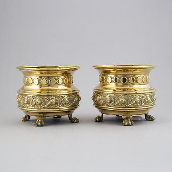 Urnor, ett par, mässing, 1800-tal.