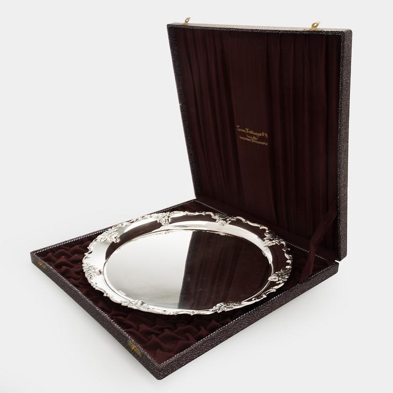 Tarjotin, hopeaa, Auran Kultaseppä Oy, Turku 1976.