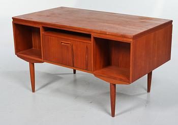 SKRIVBORD, "nr 26", Andreas Pedersens  Møbelfabrik, J Svenstrup, Danmark, 1960-tal.