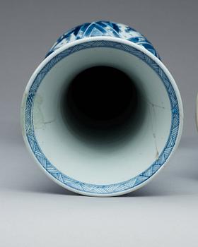 A pair of blue and white vases, Qing dynasty, Kangxi (1662-1722).