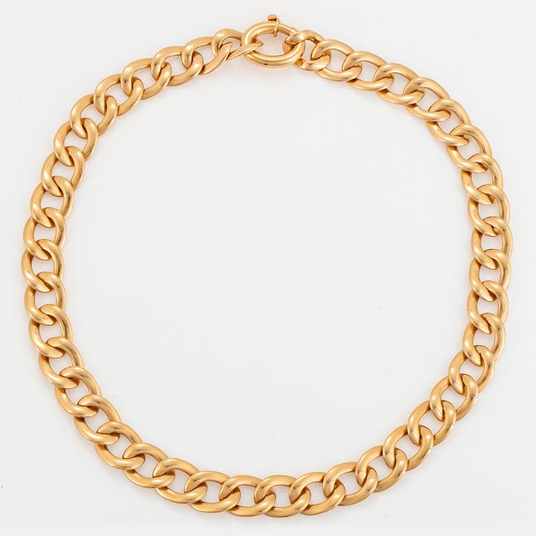 An 18K gold necklace.