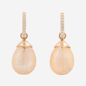 Earrings in 18K gold with mother-of-pearl, faceted rose quartz, and round brilliant-cut diamonds.