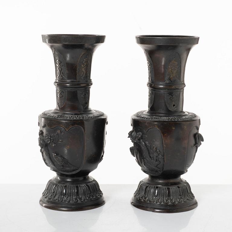 Vaser, ett par, brons, Japan, Meiji (1868-1912).