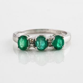 RING, med smaragder ca 0,.90 ct och briljantslipade diamanter ca 0.04 cts.