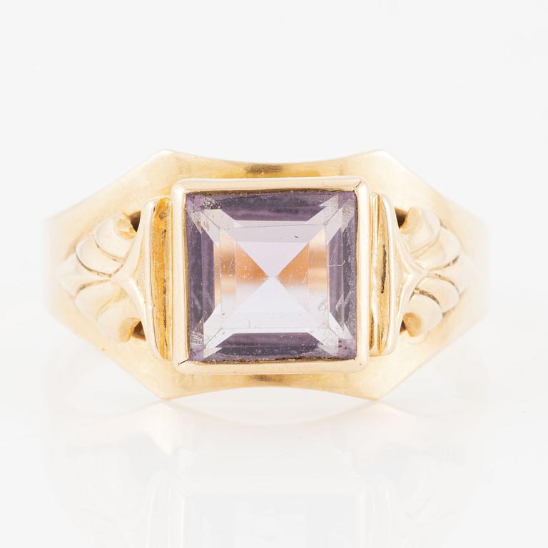 Ring, 18K gold with step-cut amethyst.