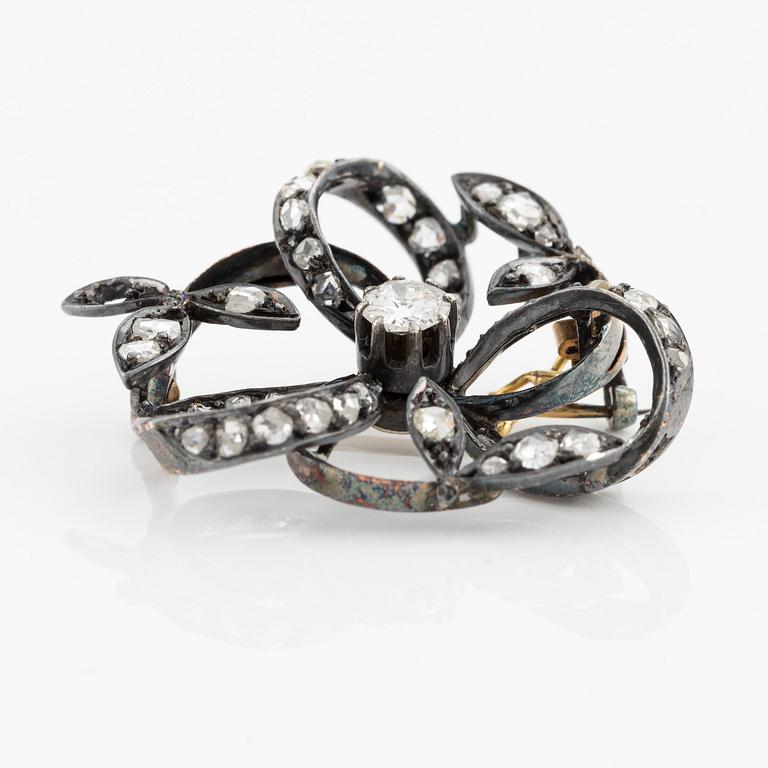 Brooch in the shape of a flower with old-cut and rose-cut diamonds.