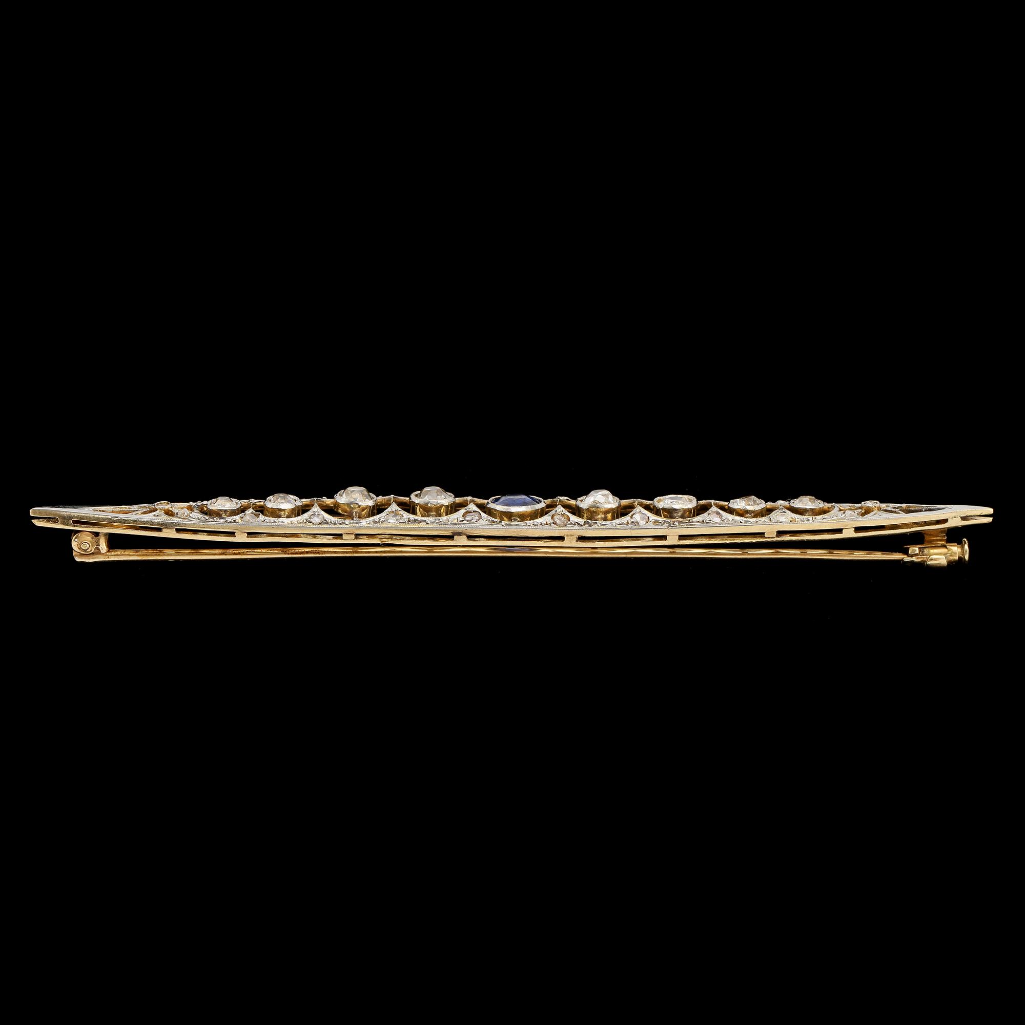BROSCH 14k guld och silver med 8 gammalslipade diamanter, fasettslipad blå safir och 21 små diamanter. Vikt 9 g.