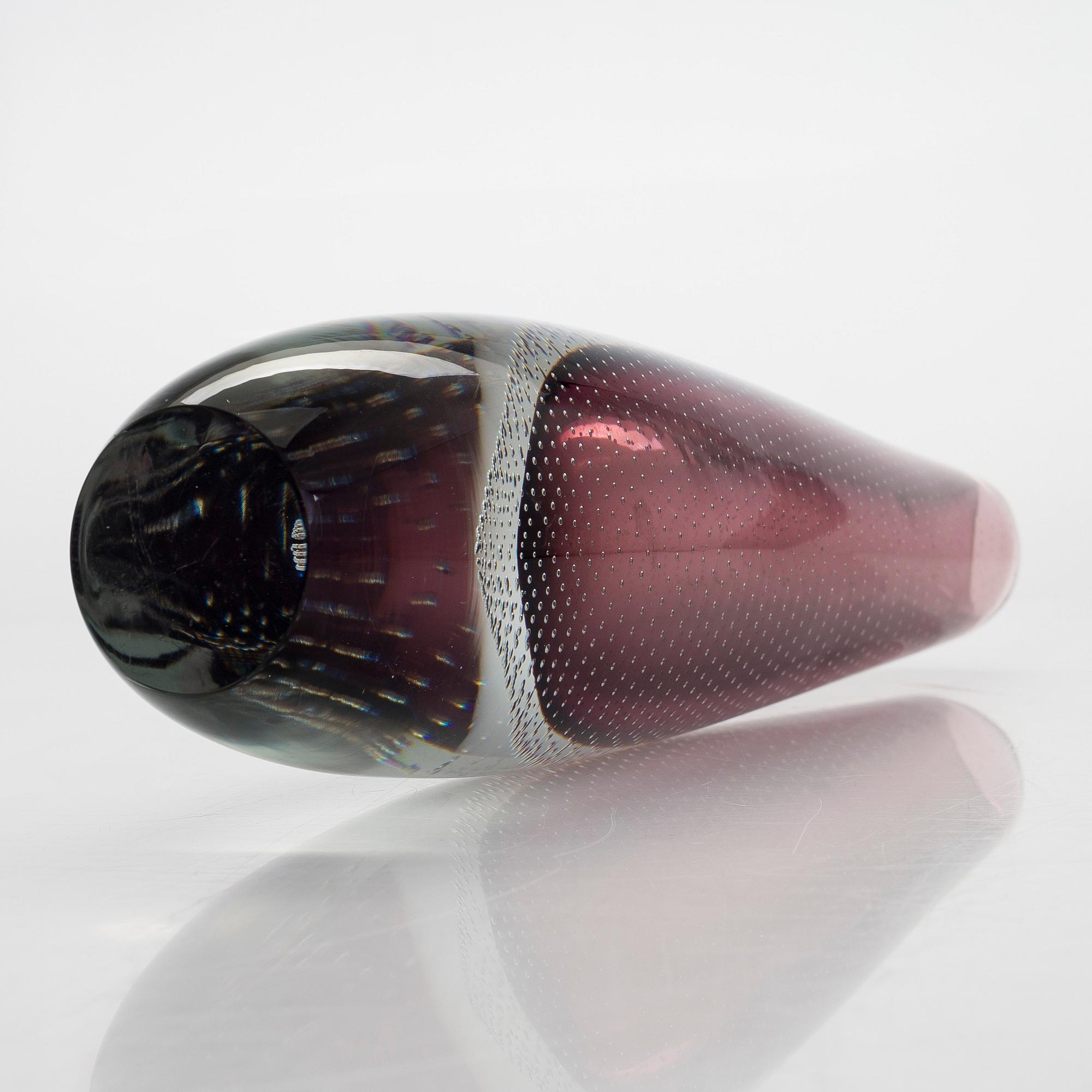 Gunnel Nyman, A glass vase, signed G. Nyman Nuutajärvi Notsjö.