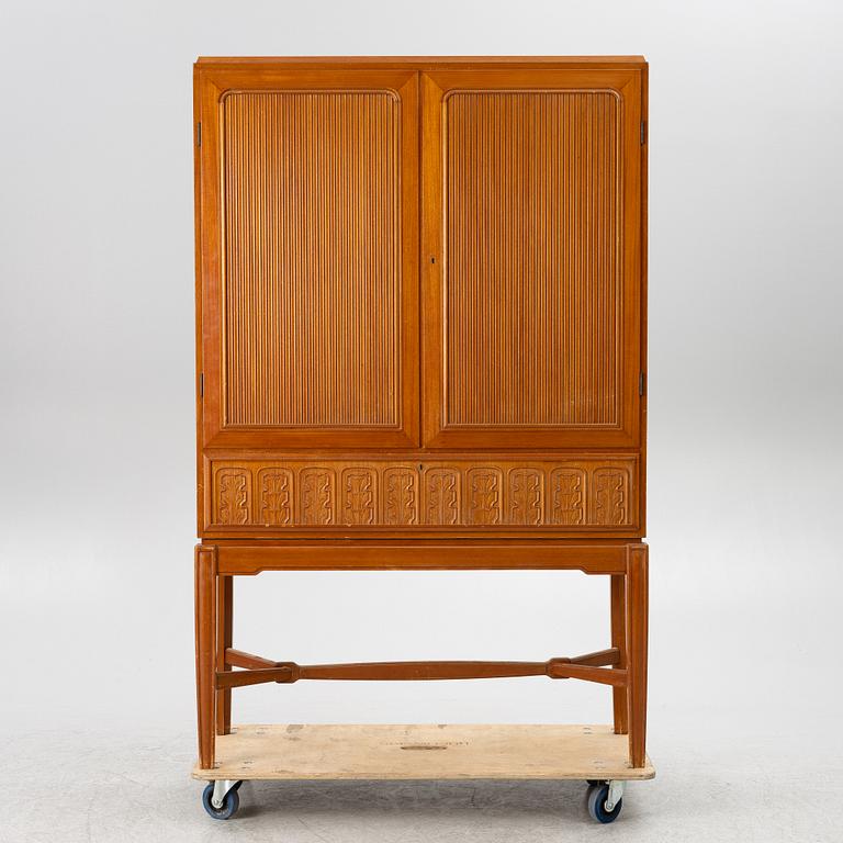 Skåp, Swedish Modern, sannolikt utfört av snickarmästare Hjalmar Jackson eller Hjalmar Wikström, Stockholm, 1940-tal.
