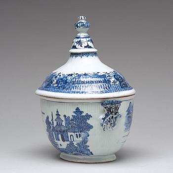 A blue and white tureen with cover, Qing dynasty, Qianlong (1736-95).