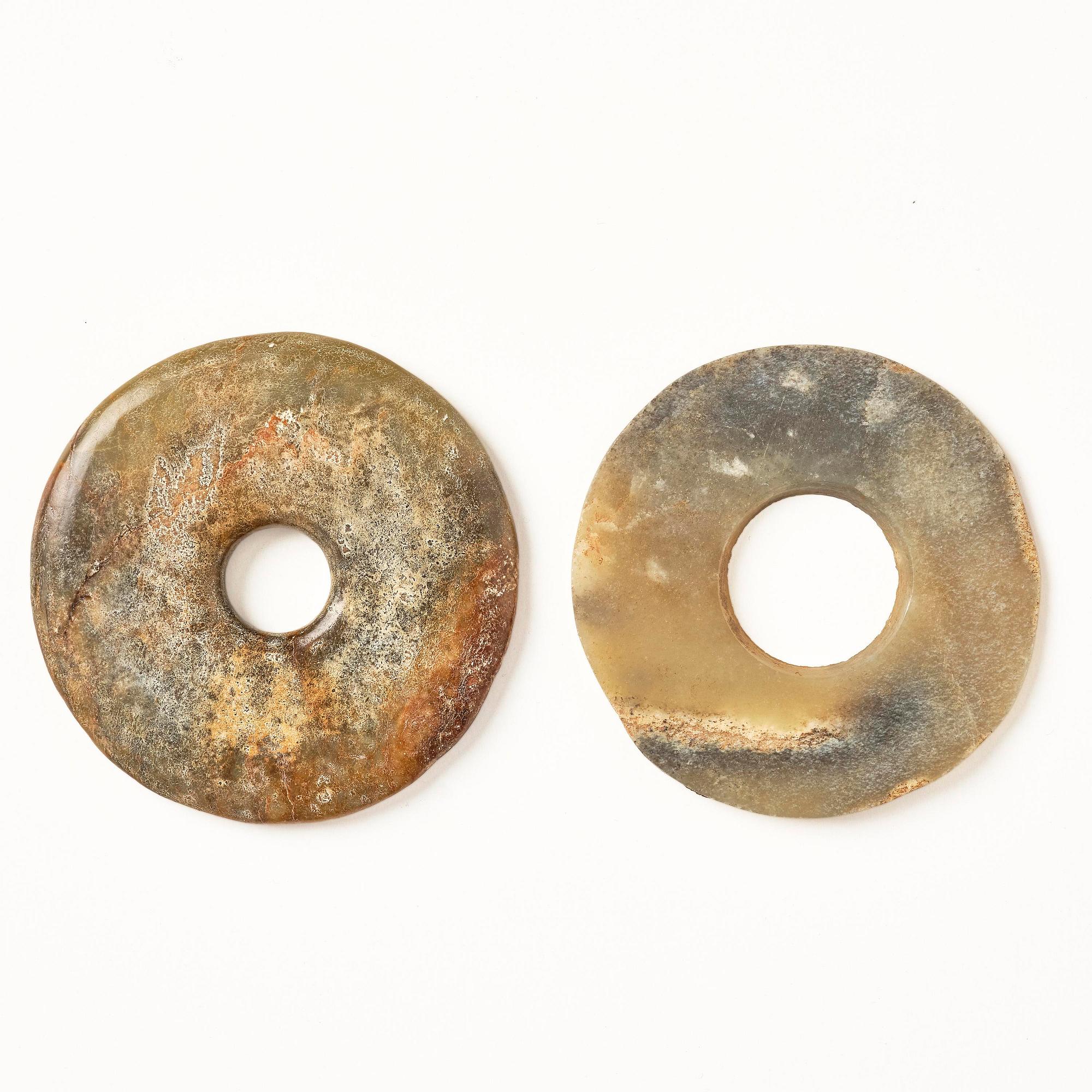 A group of carved nephrite and jade ornaments, China, Qing dynasty and older. (8 pieces).