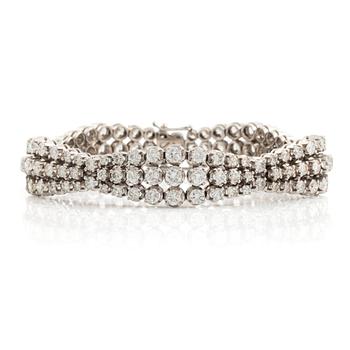 489. An 18K white gold bracelet set with round brilliant-cut diamonds.