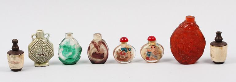 SNUSFLASKOR, 8 st, bl a glas och trä, Ostasien, 1900-tal.