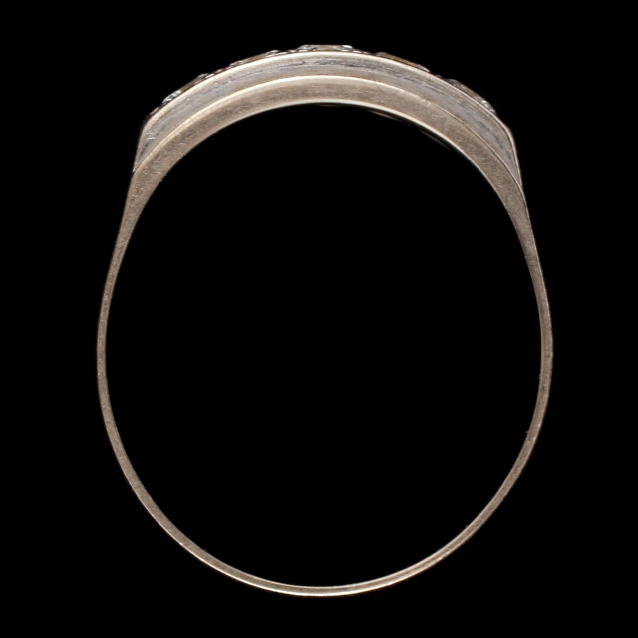 RING, 18k vitguld med 5 briljantslipade diamanter tot 0.50 ct, Rolf Kaplan, Stockholm, 1975. Vikt 4 g.