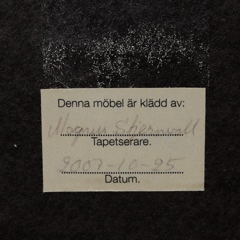 Josef Frank, fåtölj med fotpall, modell 336, Firma Svenskt Tenn.