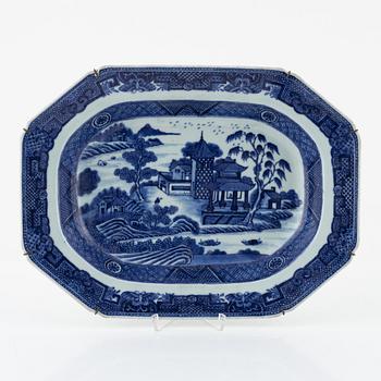 A blue and white porcelain tureen stand, China, Qianlong (1736-95).