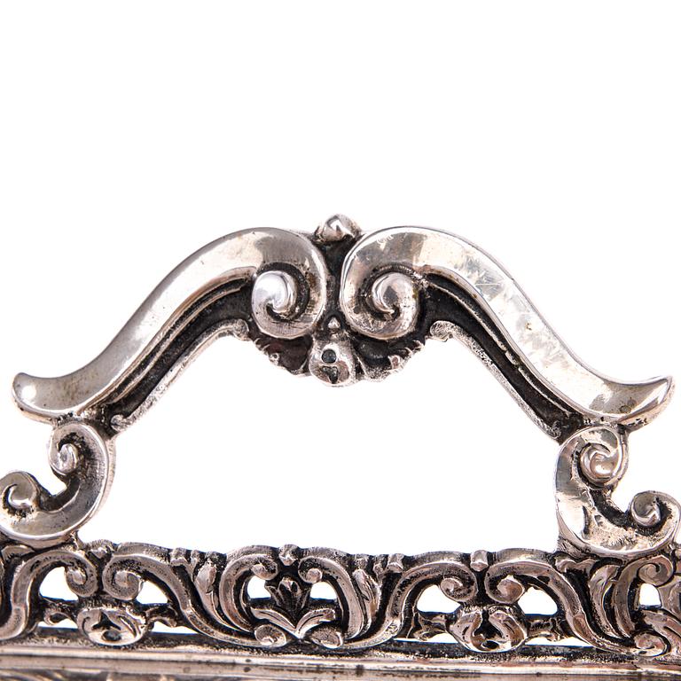 BRICKA, silver, 1900-tal. Vikt ca 1200 g.