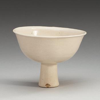 A white glazed stemcup, Yuan (1271-1368)/Ming dynasty (1368-1644).