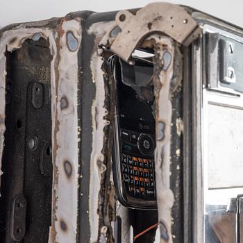 Jason Matthew Lee, hårddiskmagneter, djurfälla, modifierad betaltelefon. Utförd 2017.
