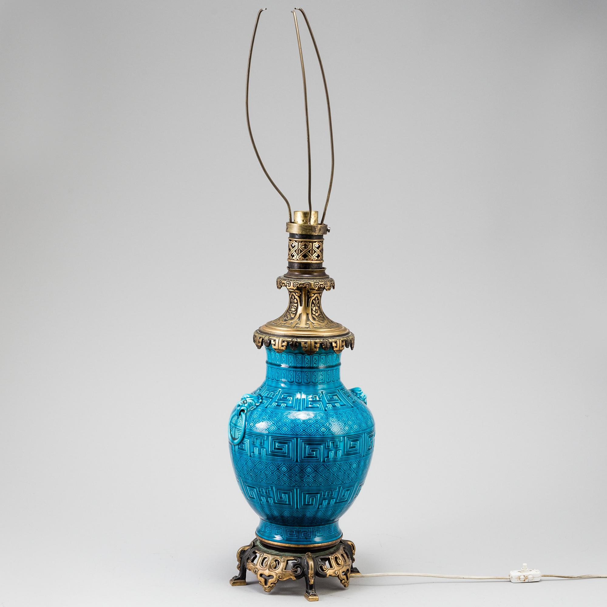 BORDSLAMPA, porslin, Kina, 1900-talets första hälft.