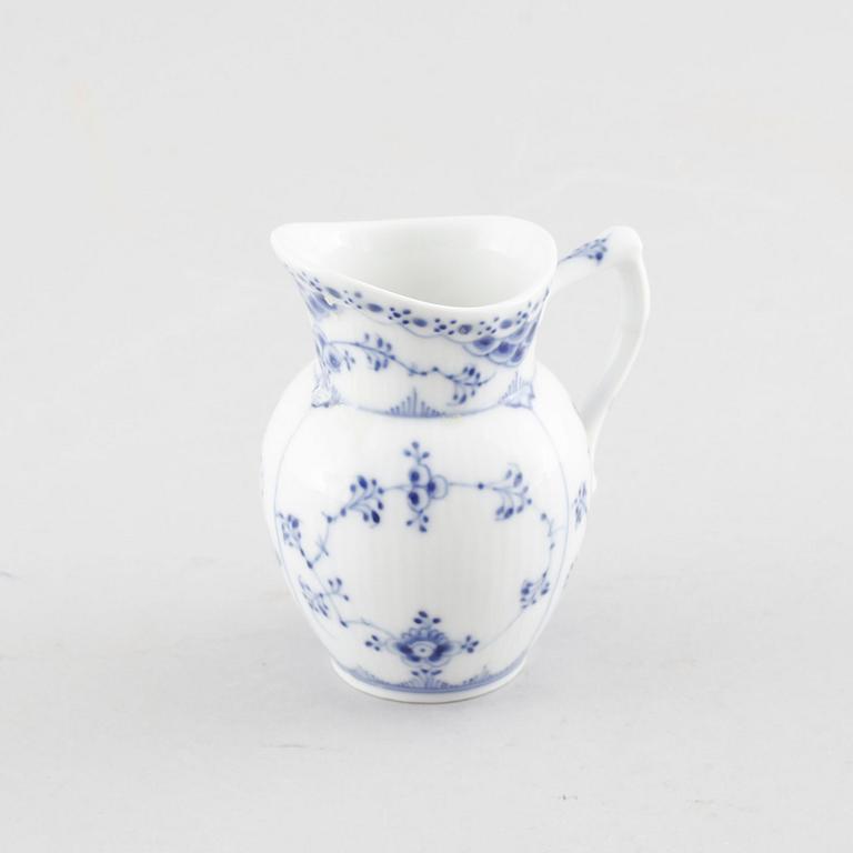 A porcelain coffee set of 29 pcs, 'Musselmalet', Royal Copenhagen, Denmark, first half of the 20th century.