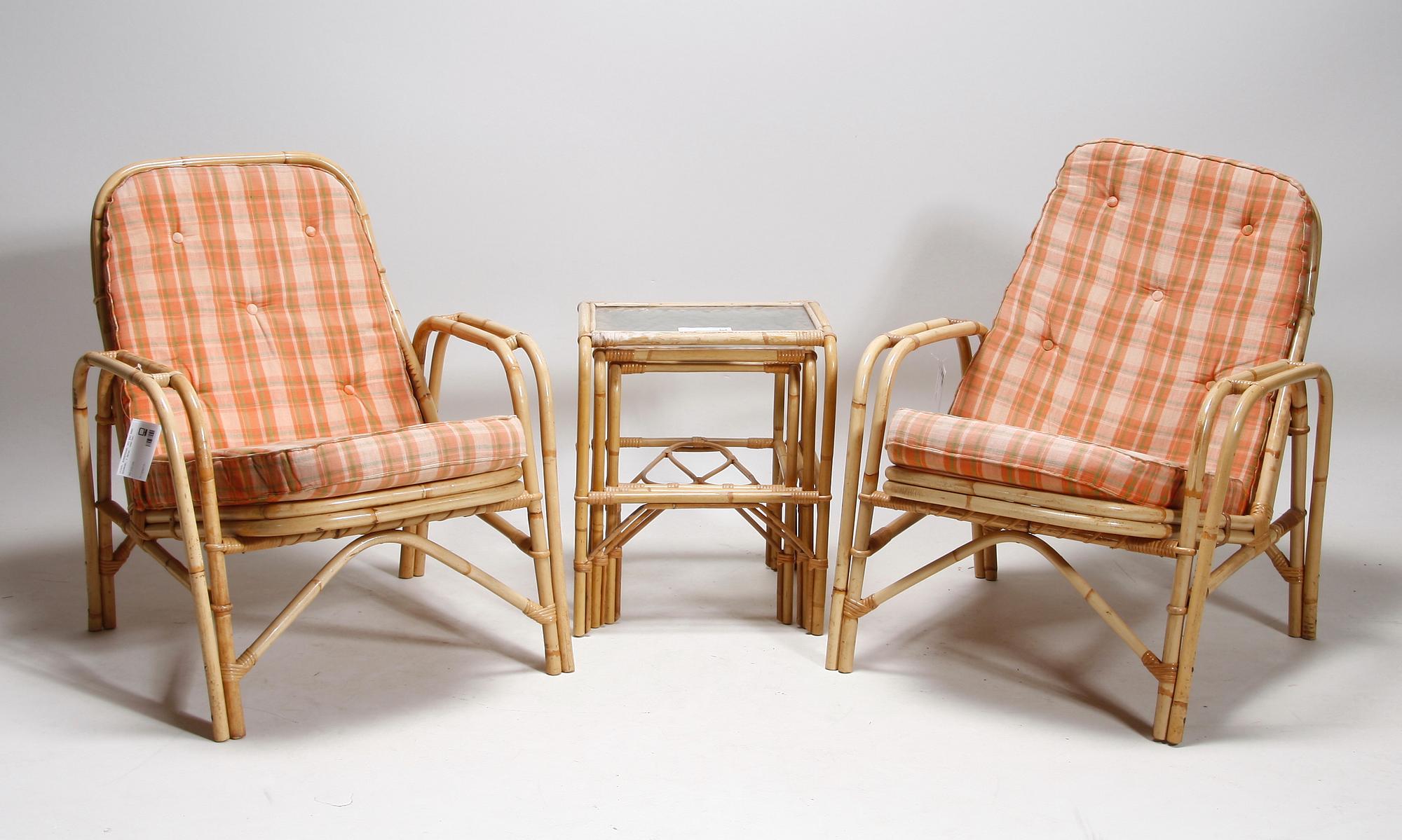 KORGSTOLAR, ett par samt SATSBORD, 3 delar. 1940-tal.