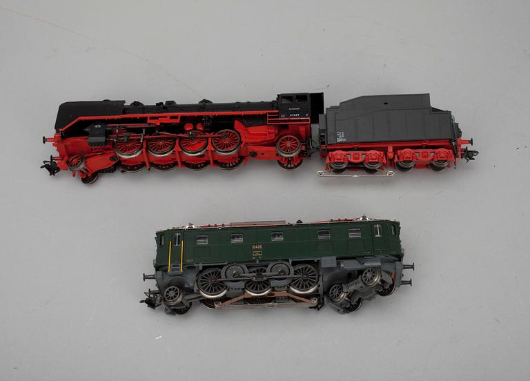 LOKOMOTIV, 2 st, TÅGVAGNAR samt DEPÅ, Märklin, Tyskland.