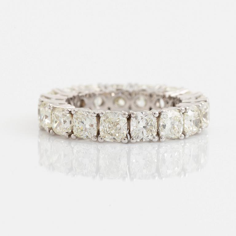 Ring helallians med cushionslipade diamanter.