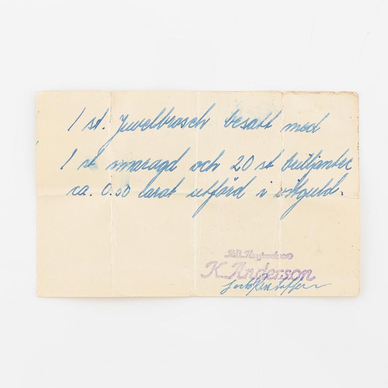 Brosch vitguld med smaragd och  diamanter.