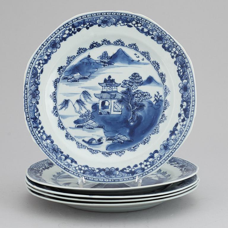 A set of five blue and white plates, Qing dynasty, Qianlong (1736-95).