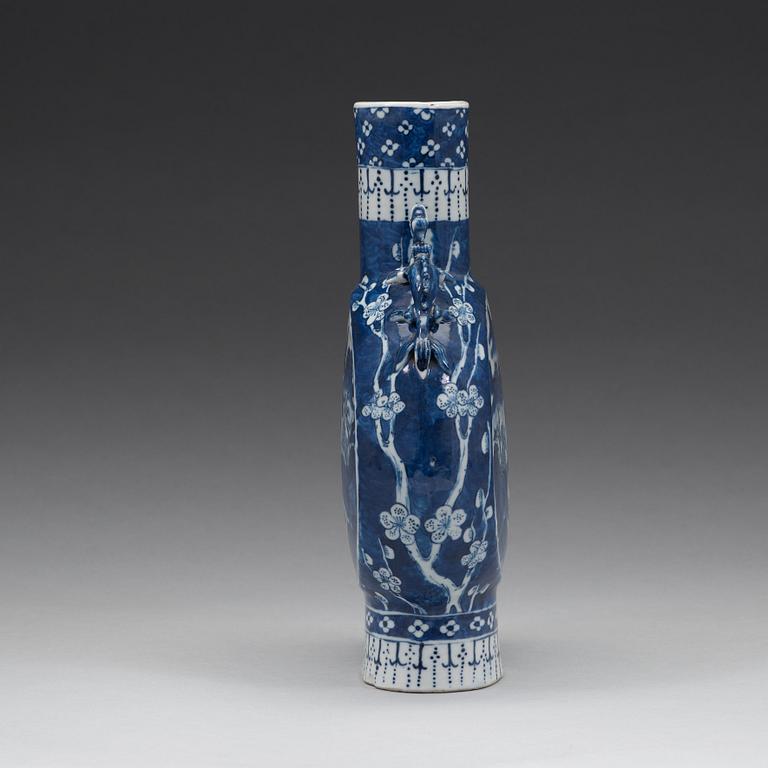 A blue and white moon flask, Qingdynasty, 19th Century.