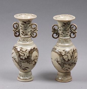 VASER, 2 st. Porslin. Kina.