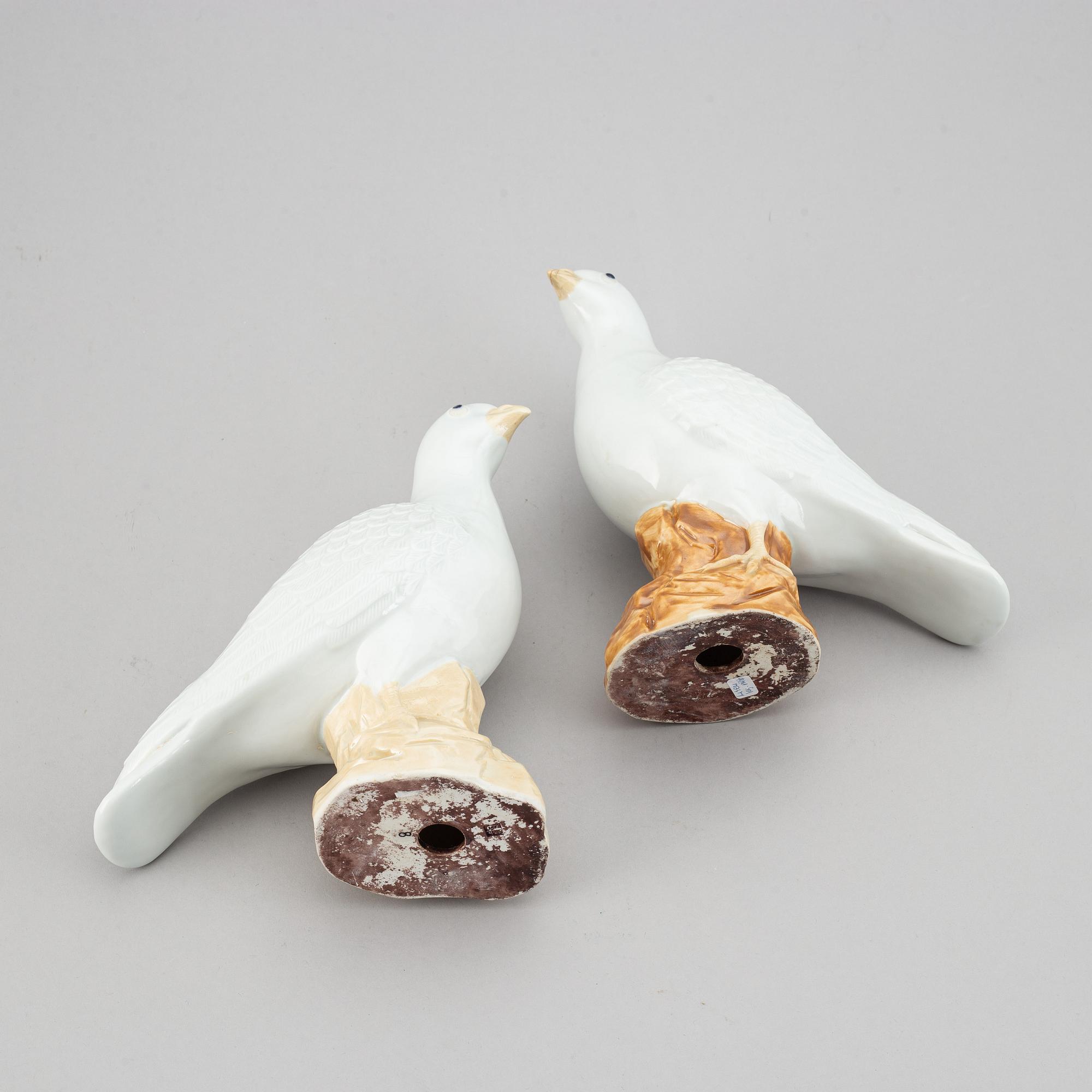 A pair of white glazed doves, Qing dynasty, 20th Century.