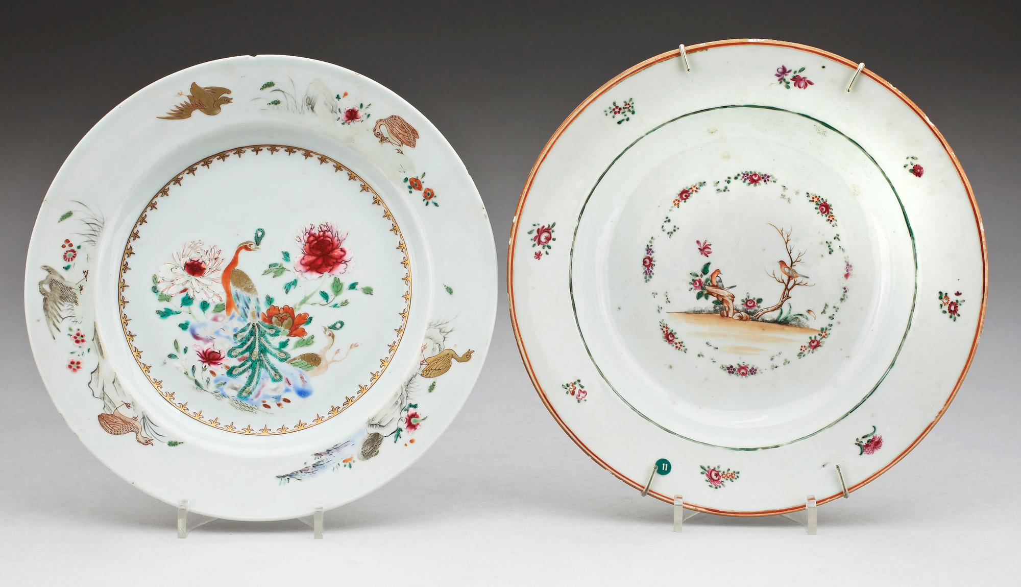 TALLRIKAR, 2 st, kompaniporslin. Kina, Qing dynastin, Qianlong (1736-95).