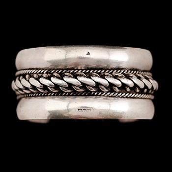 ARMBAND, silver, otydliga stämplar, 1900-talets andra hälft. Vikt ca 157 gram.