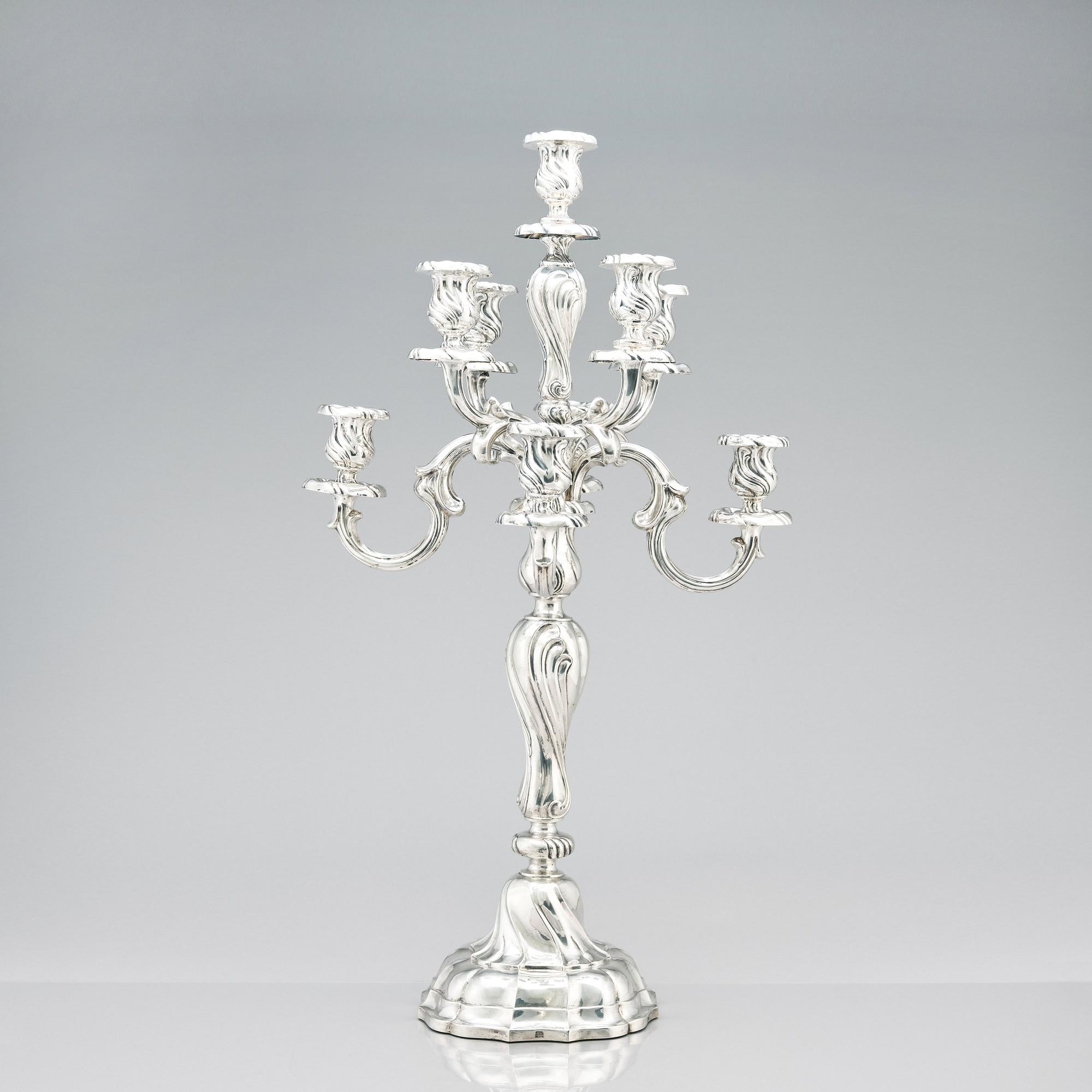 Hermann Julius Wilm, kandelabrar, silver 750, ett par, Louis XV-stil, Berlin, omkring år 1900.